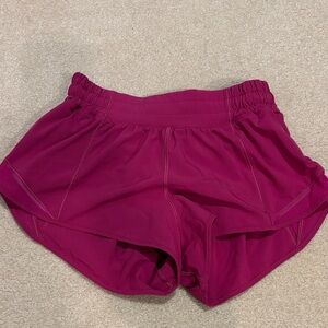 Lululemon Hotty Hot LR 2.5 in Ripened Rasberry